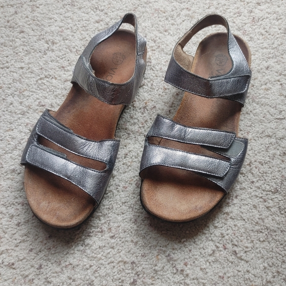 Vionic Valencia silver sandals orthaheel tech - Picture 1 of 3